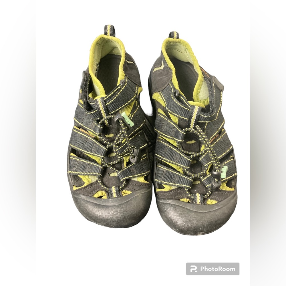 Keen black/green waterproof trail outdoor sandals. 4